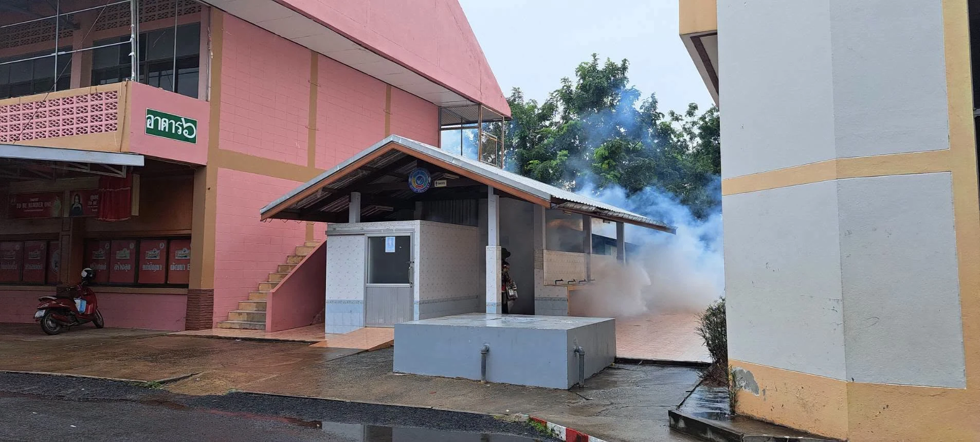 การดำเนินการ พ่นหมอกควันกำจัดยุงลาย ภายในบริเวณโรงเรียน