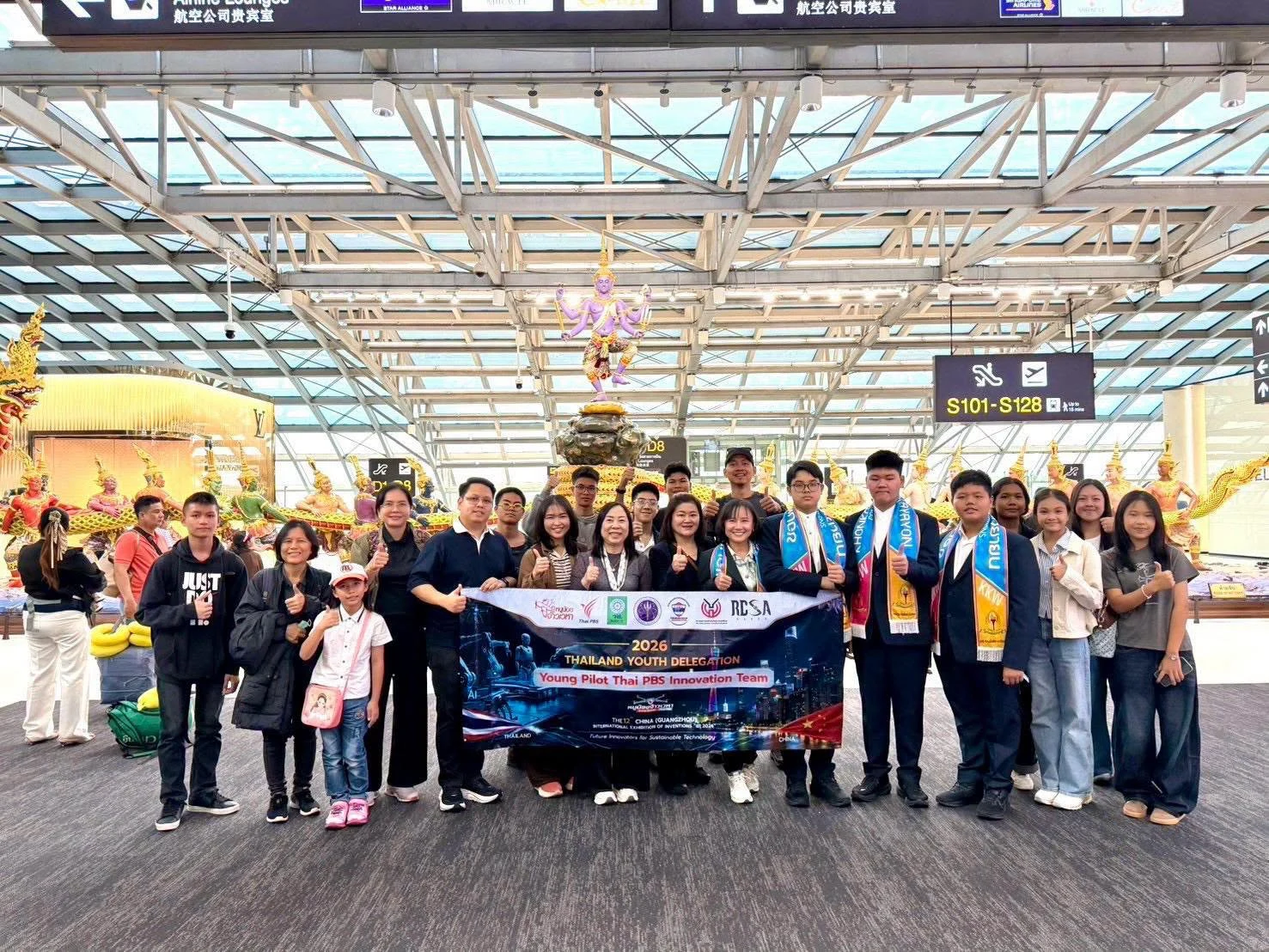 ทีม Gifted KC Drone และครูผู้ฝึกสอน ที่ได้รับรางวัลจากการแข่งขัน โดรนแปรอักษร รอบชิงชนะเลิศระดับประเทศ
