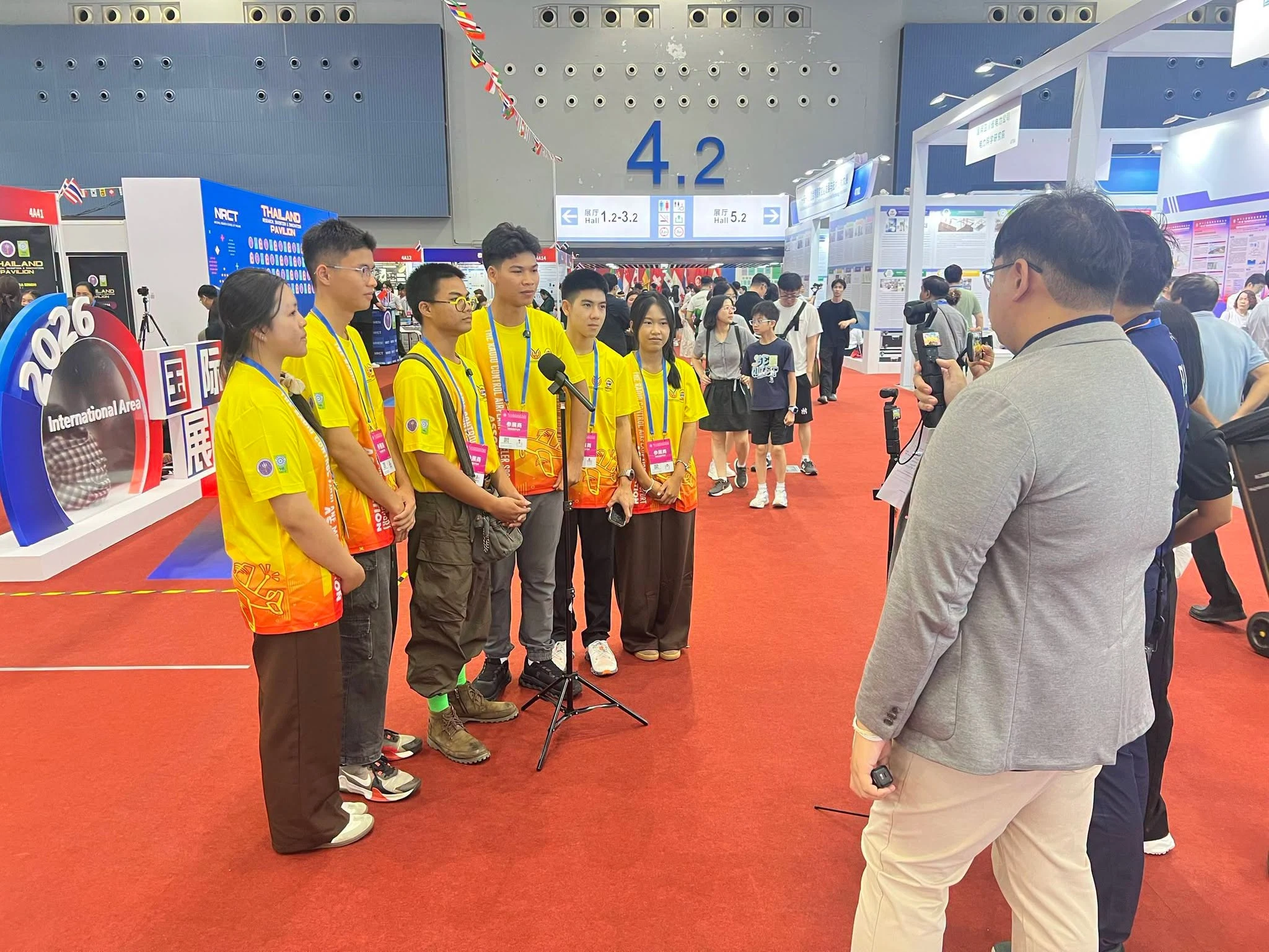 ทีม Gifted KC Drone และครูผู้ฝึกสอน ที่ได้รับรางวัลจากการแข่งขัน โดรนแปรอักษร รอบชิงชนะเลิศระดับประเทศ