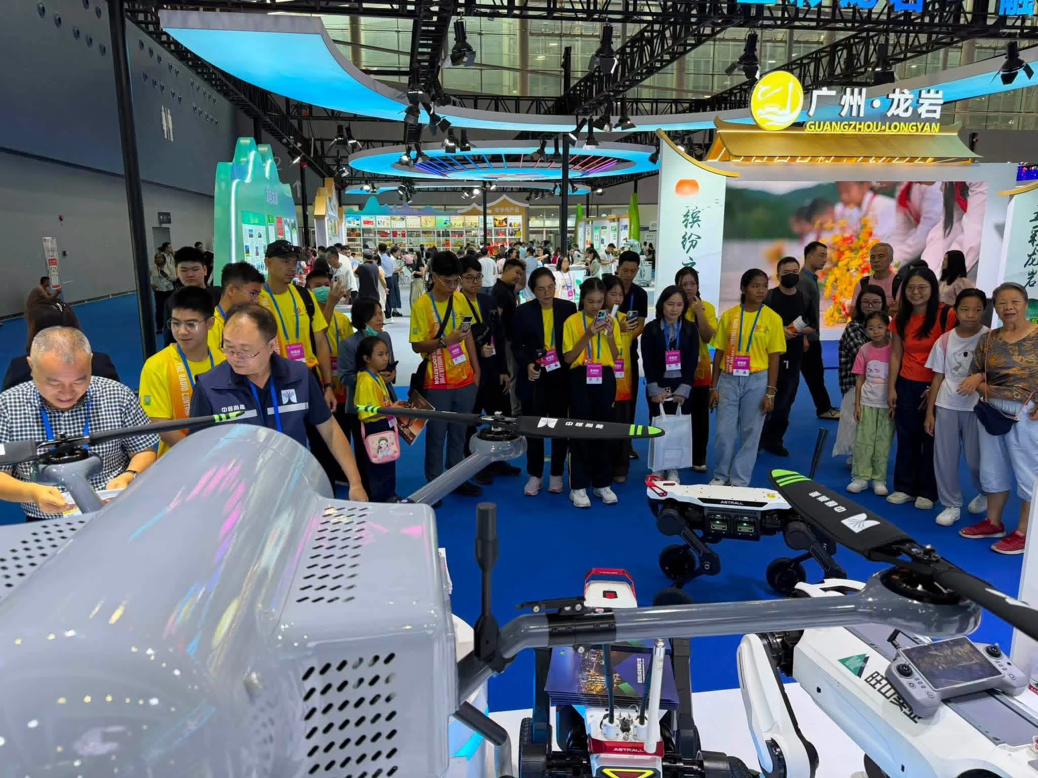 ทีม Gifted KC Drone และครูผู้ฝึกสอน ที่ได้รับรางวัลจากการแข่งขัน โดรนแปรอักษร รอบชิงชนะเลิศระดับประเทศ