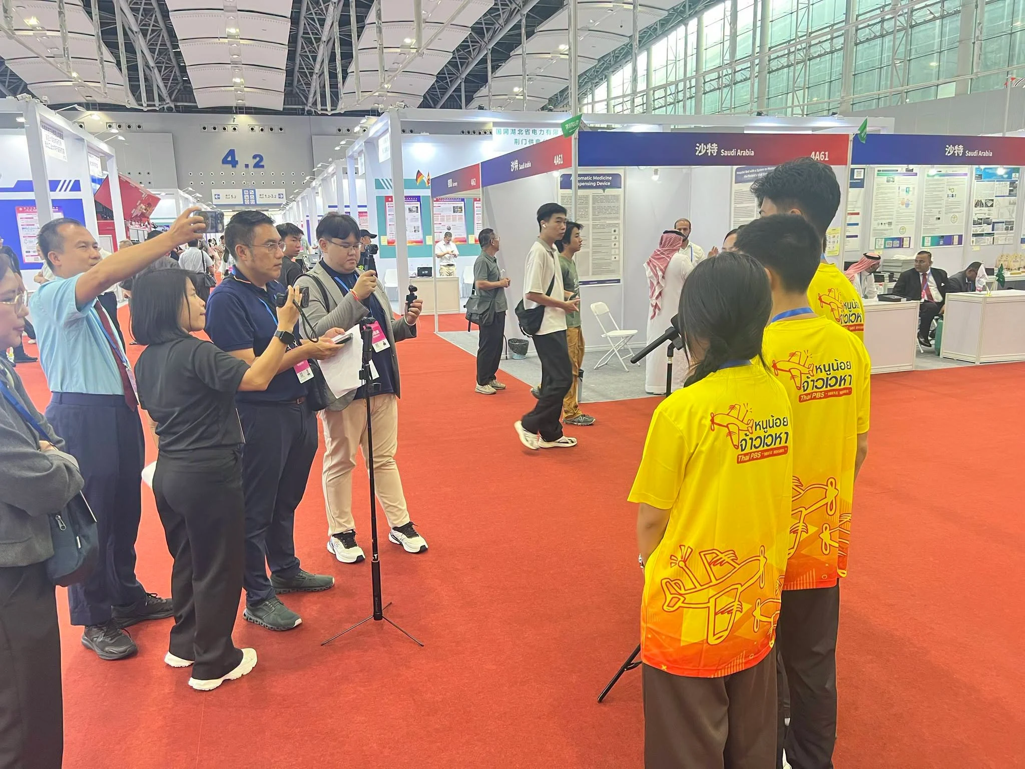 ทีม Gifted KC Drone และครูผู้ฝึกสอน ที่ได้รับรางวัลจากการแข่งขัน โดรนแปรอักษร รอบชิงชนะเลิศระดับประเทศ